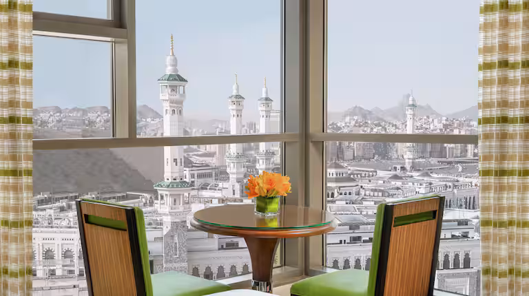 luxury suite - Distance from Hilton Suites To Haram