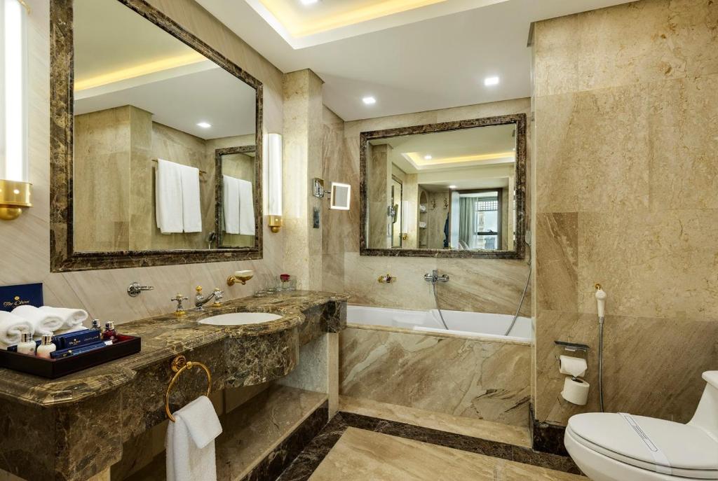 InterContinental Dar al Iman Madinah - Deluxe hotel room interior near Masjid Nabawi, Islamic heritage accommodation amenities