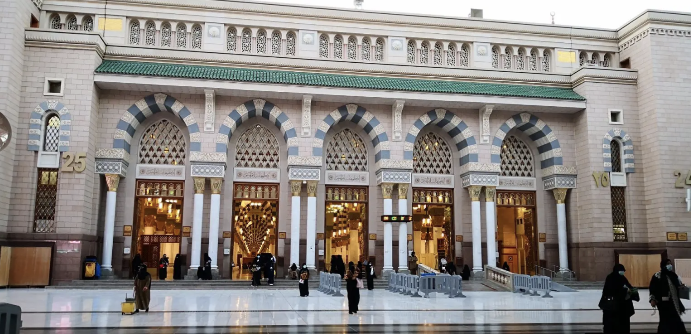 Hotels Near Ladies Entrance In Madinah | Top 7 Picks For Umrah  - Umrah Travel Guide