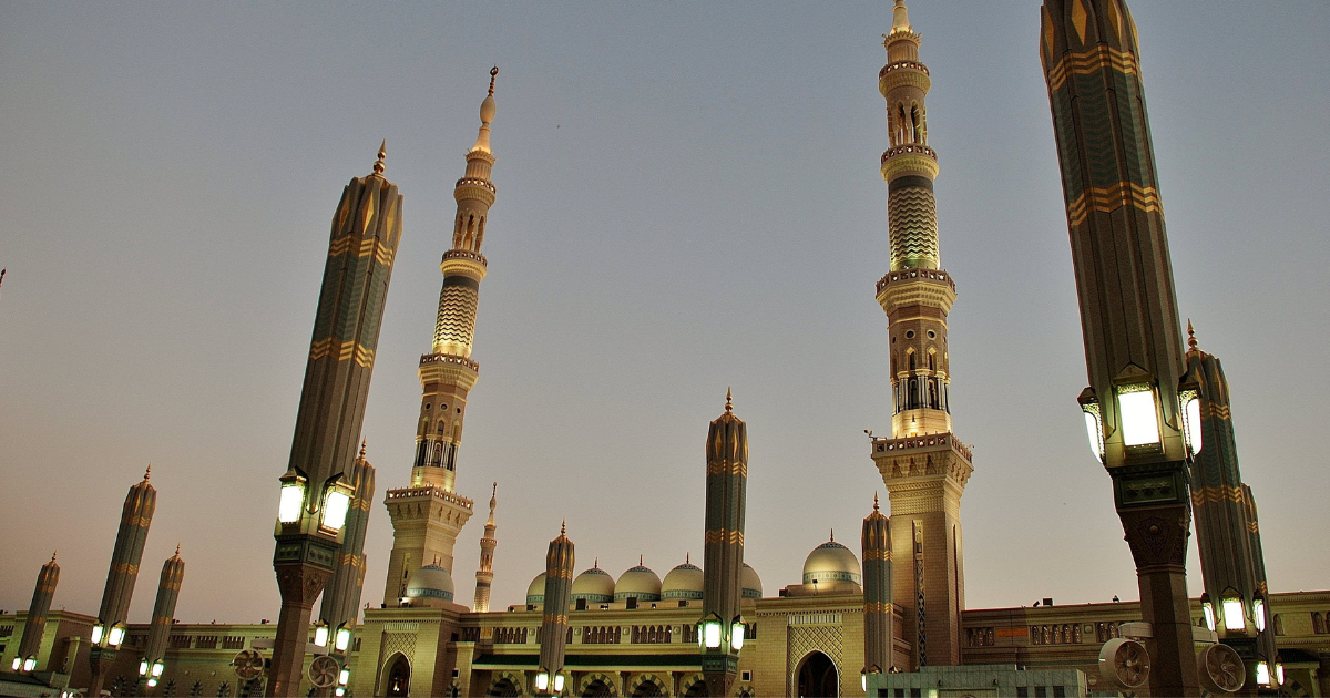 Budget vs. Luxury Umrah 2025: Makkah's BEST Walkable Hotels Compared - Umrah Travel Guide