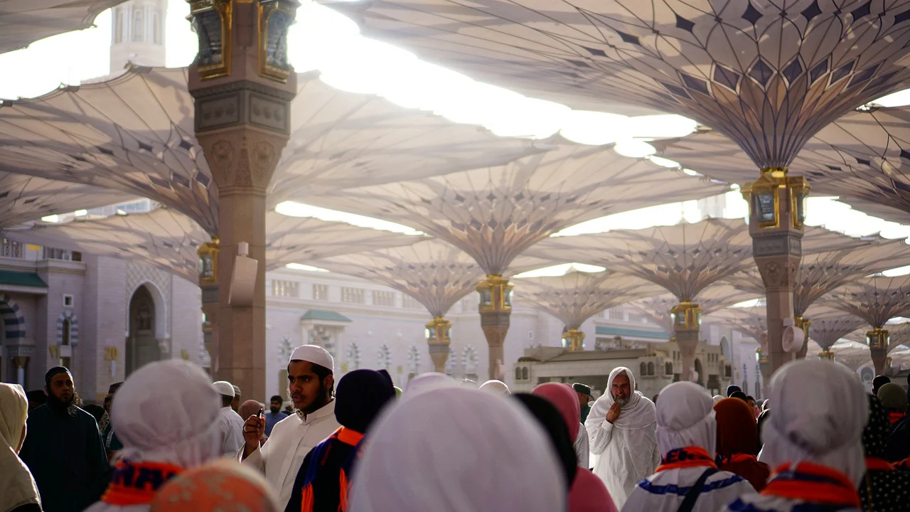 Best Time to Perform Umrah: Comparing Weather, Crowds & Costs - Umrah Travel Guide