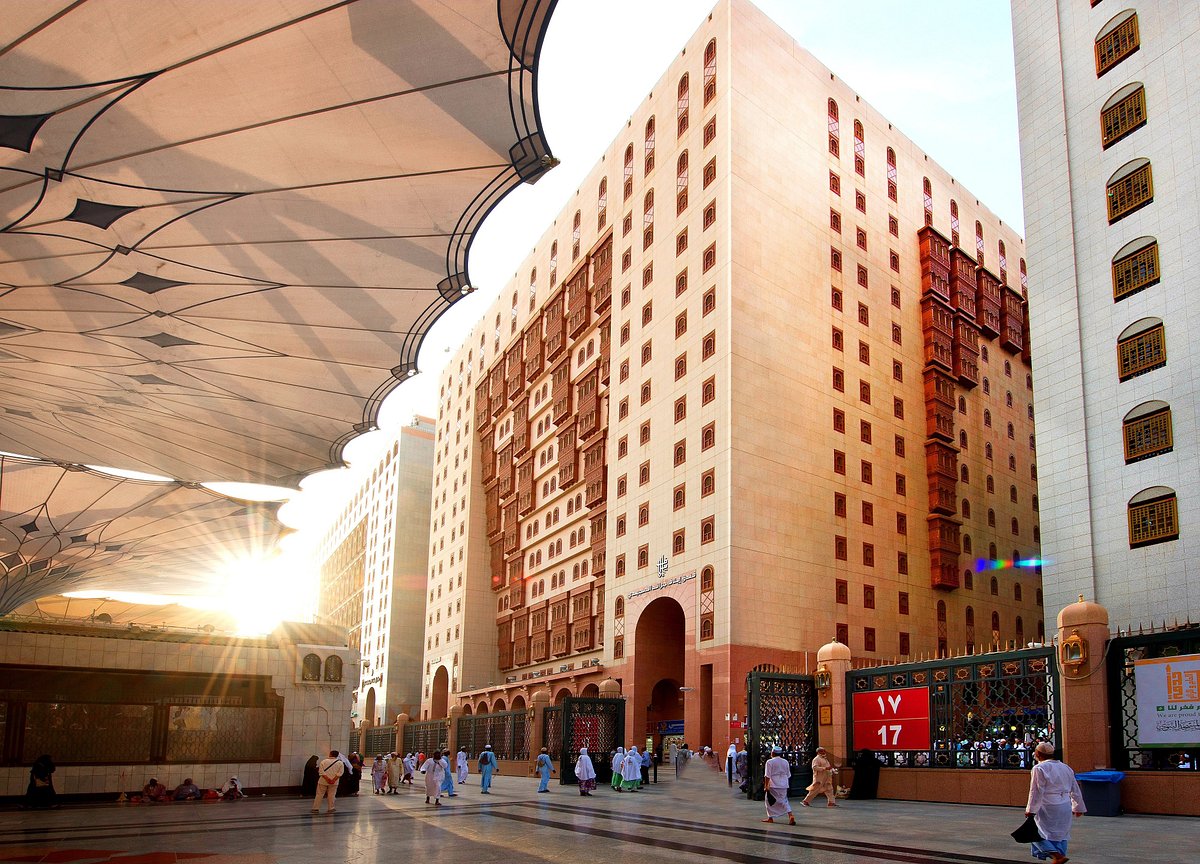 Hotel Near Nabawi Mosque vs Hotels Far Away - Umrah Guide